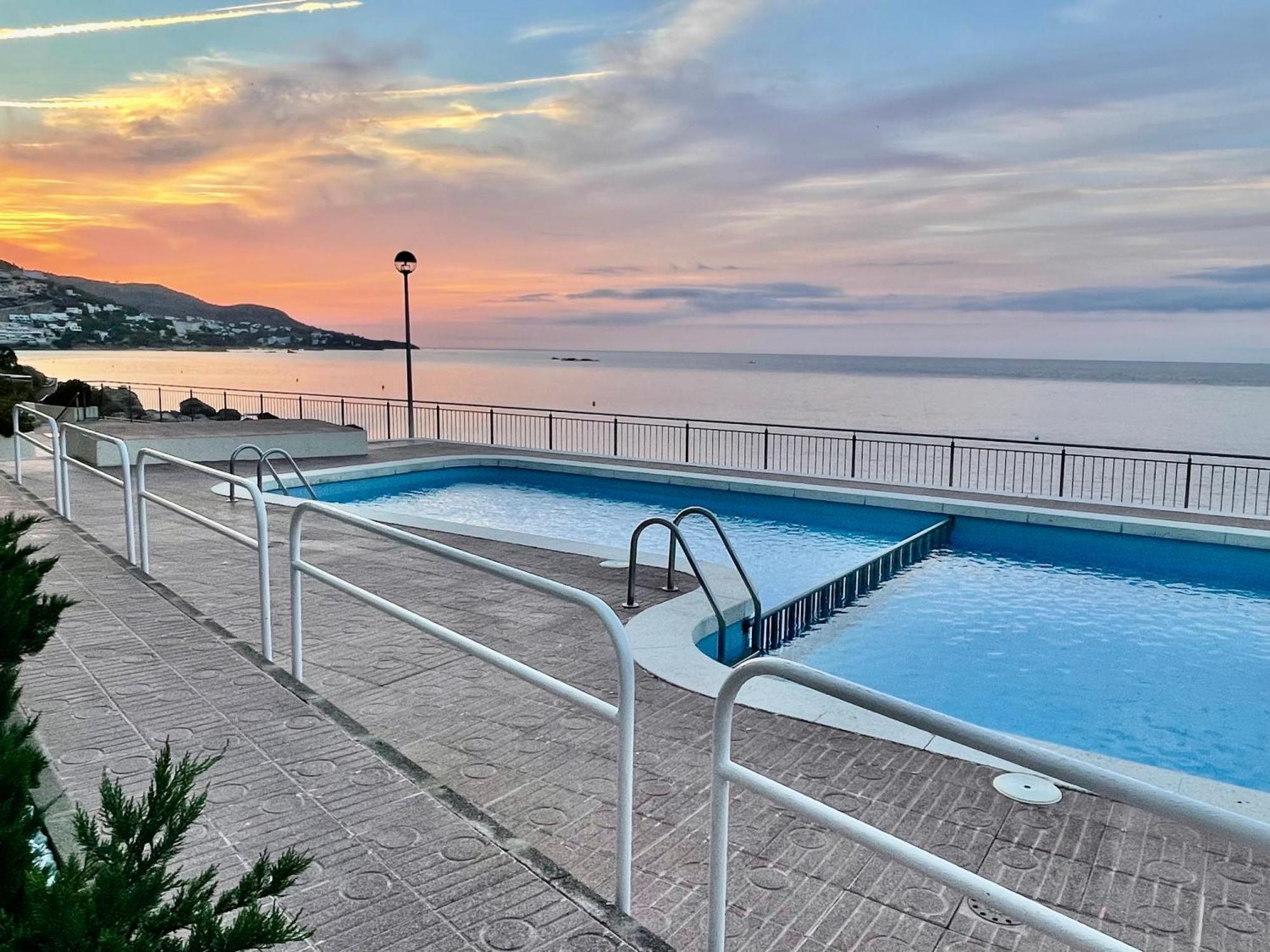 Magnifique Appartement En Front De Mer, Caneylles Roses Bagian luar foto