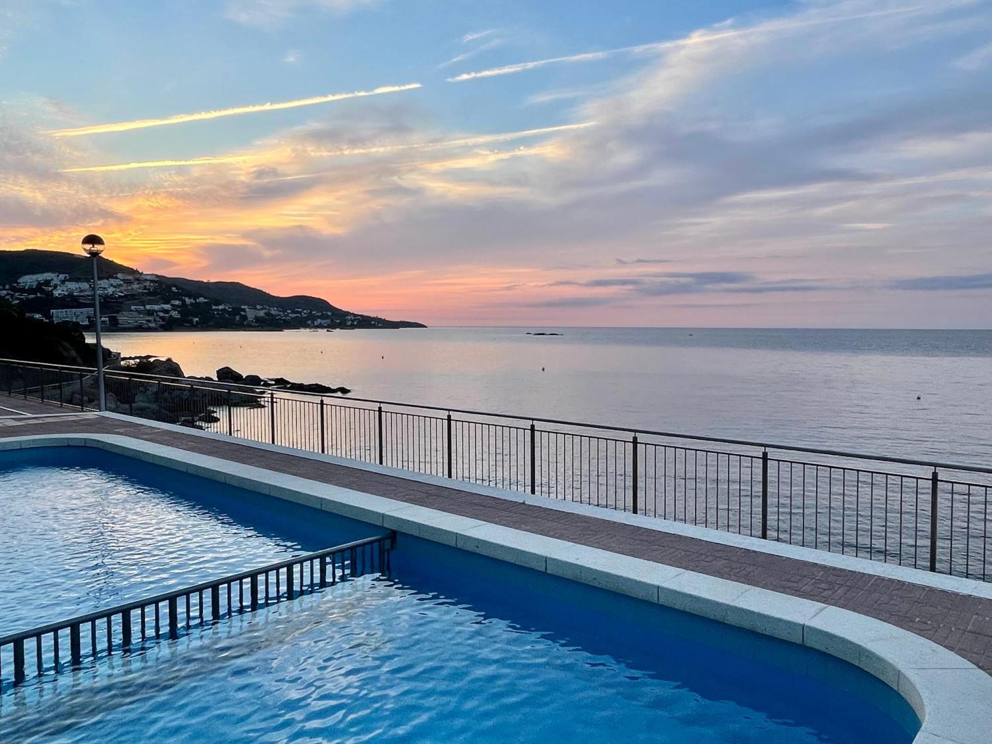 Magnifique Appartement En Front De Mer, Caneylles Roses Bagian luar foto
